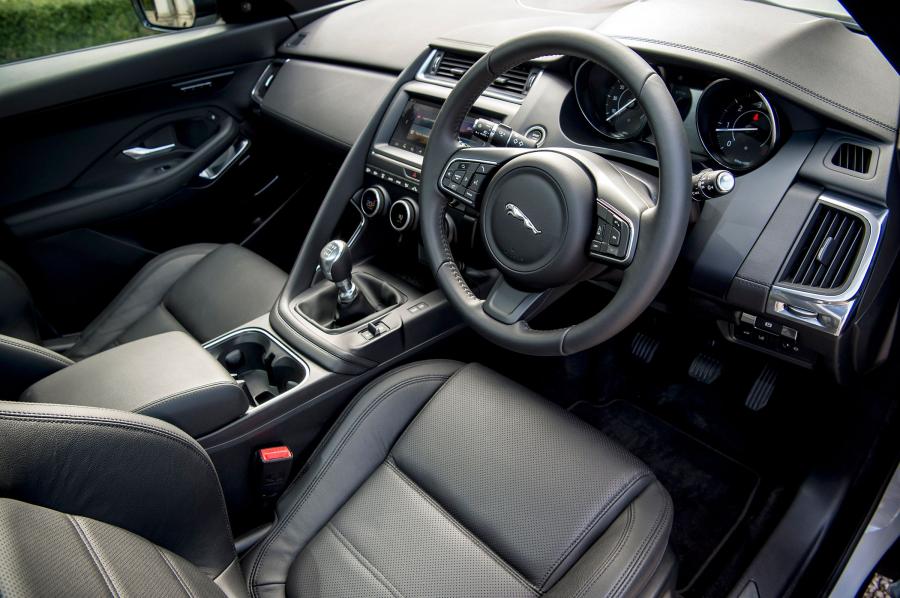 Интерьер Jaguar E-Pace D150 2018 года  (UK) (фото 15 из 39)